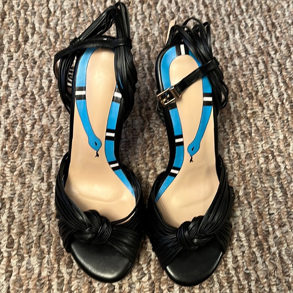 Black pumps